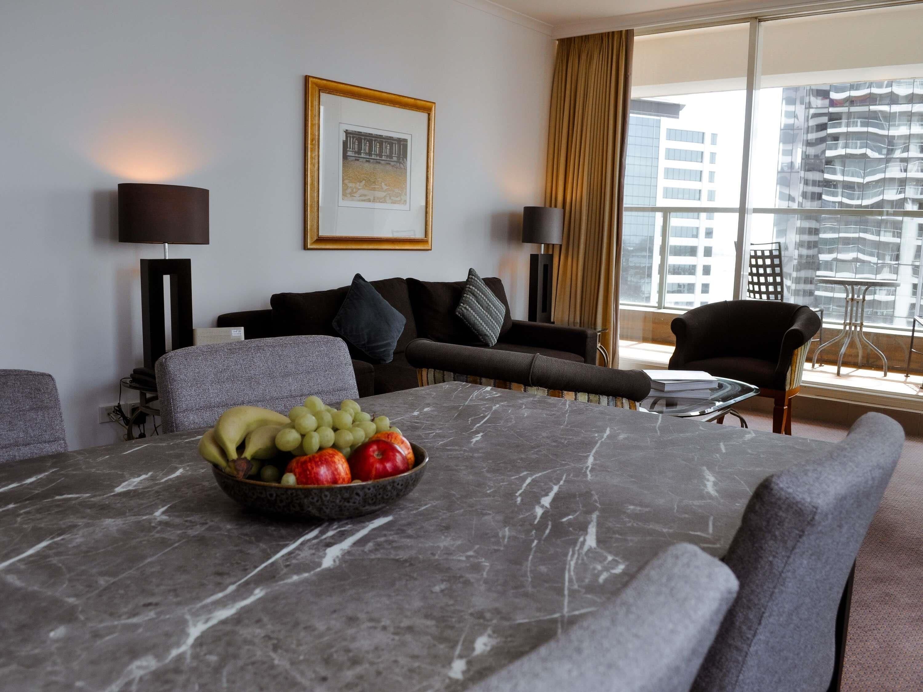 أغطية فراش متميزة وخزنة داخل الغرفة وبديكورات فريدة لكل غرفة