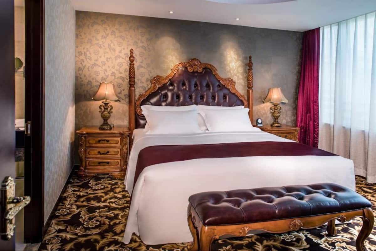 Classic Suite, 1 bedroom | Minibar, in-room safe, desk, blackout drapes