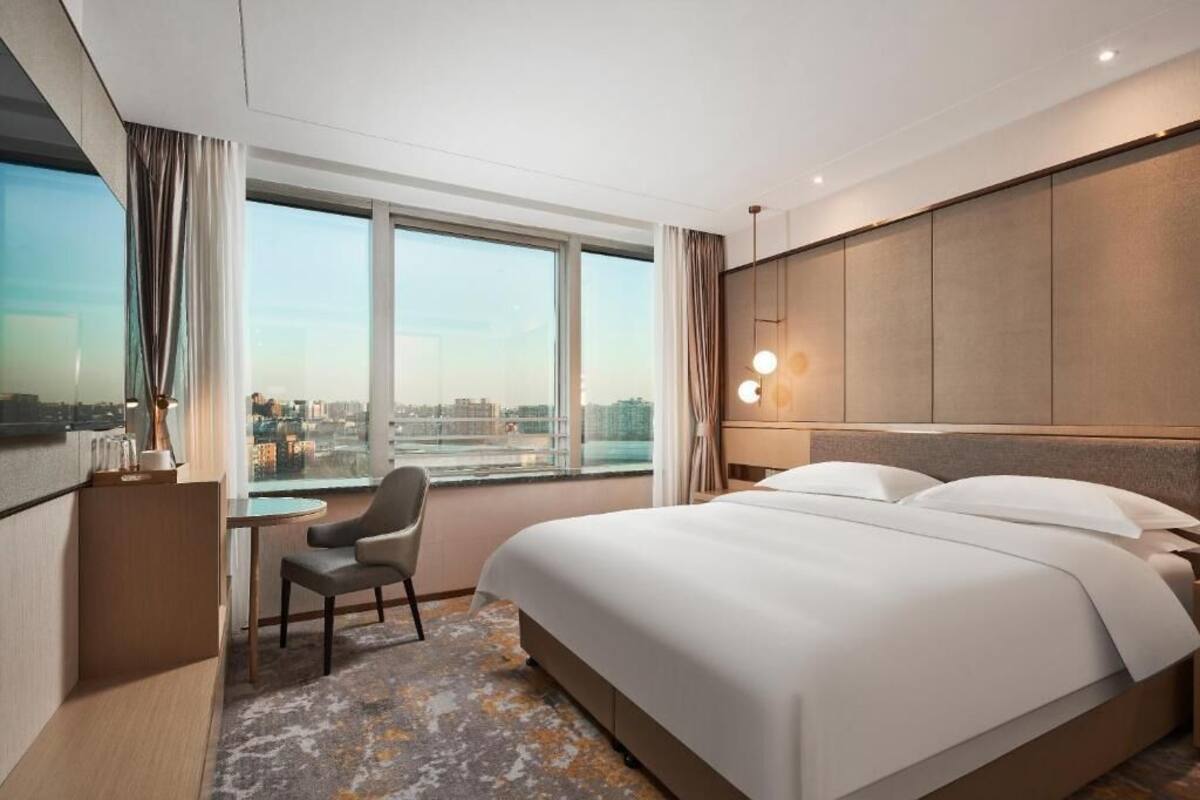 Rom – deluxe (King) | Minibar, safe på rommet, skrivebord og blendingsgardiner