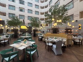 2 restaurants, breakfast served