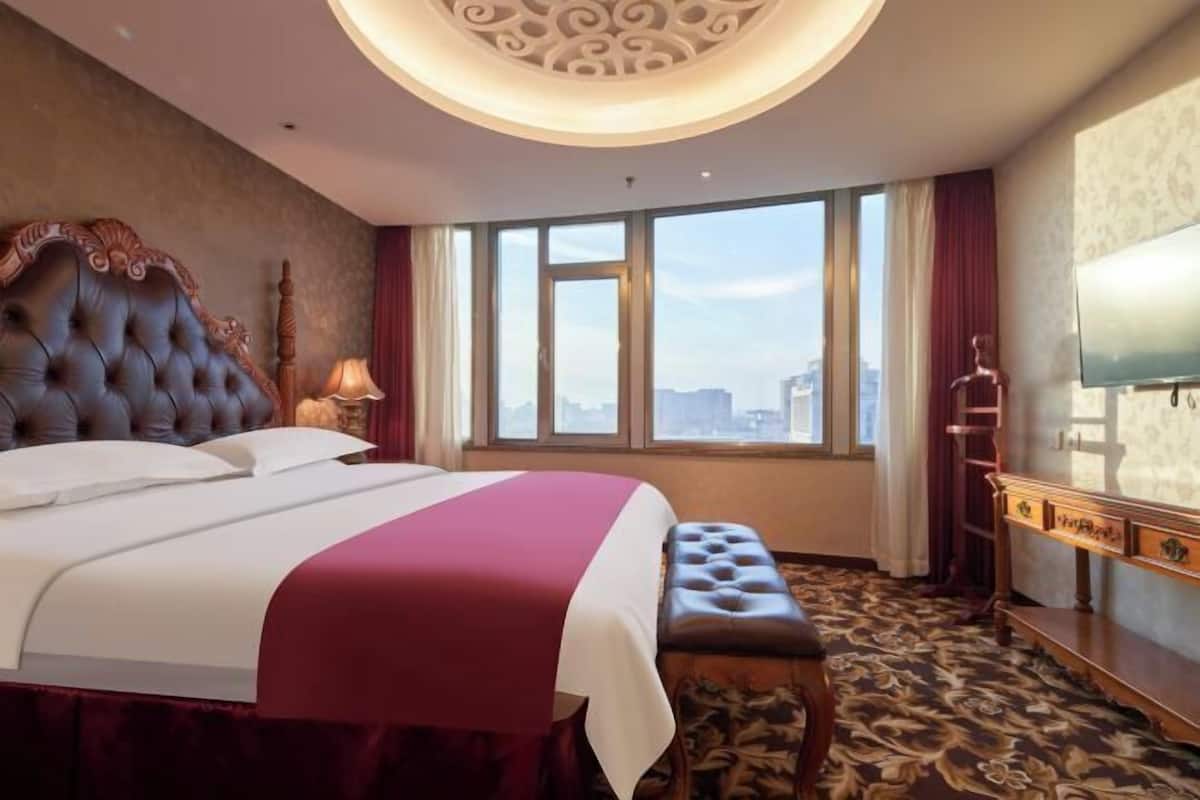 Minibar, in-room safe, desk, blackout curtains