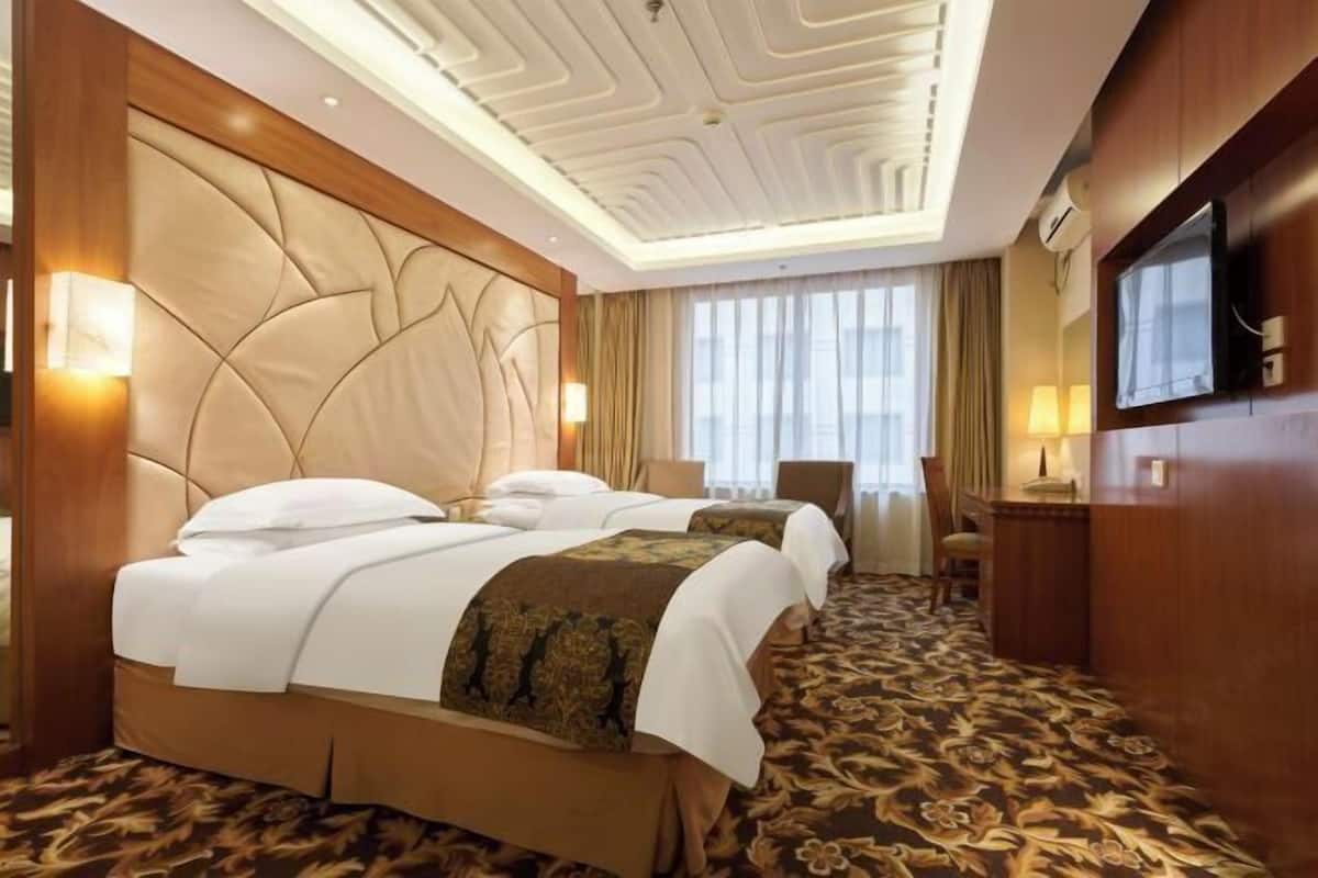 Minibar, in-room safe, desk, blackout curtains
