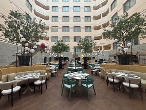 2 restaurants, breakfast served