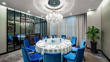 2 restaurants, breakfast served