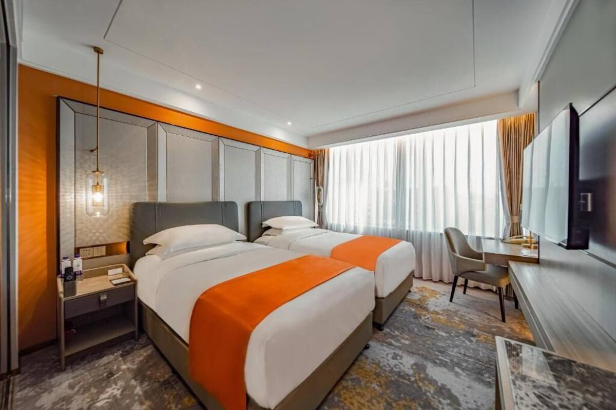 Tomannsrom – deluxe | Minibar, safe på rommet, skrivebord og blendingsgardiner