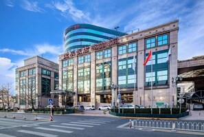 A hotel with a modern facade, large windows, and a prominent entrance. - Howard Johnson Paragon Hotel Beijing (Beijing)