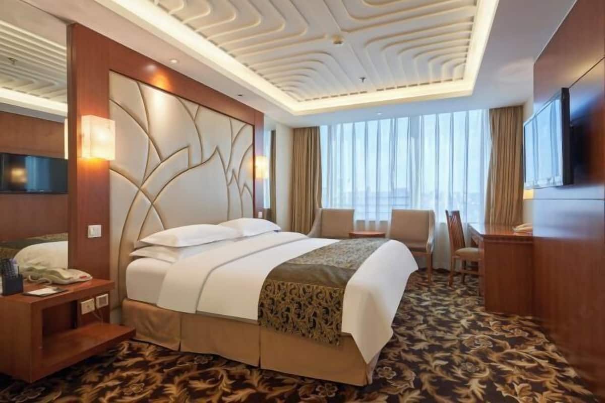 Minibar, in-room safe, desk, blackout curtains