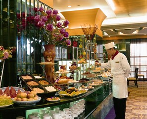 Daily buffet breakfast (CNY 75 per person)