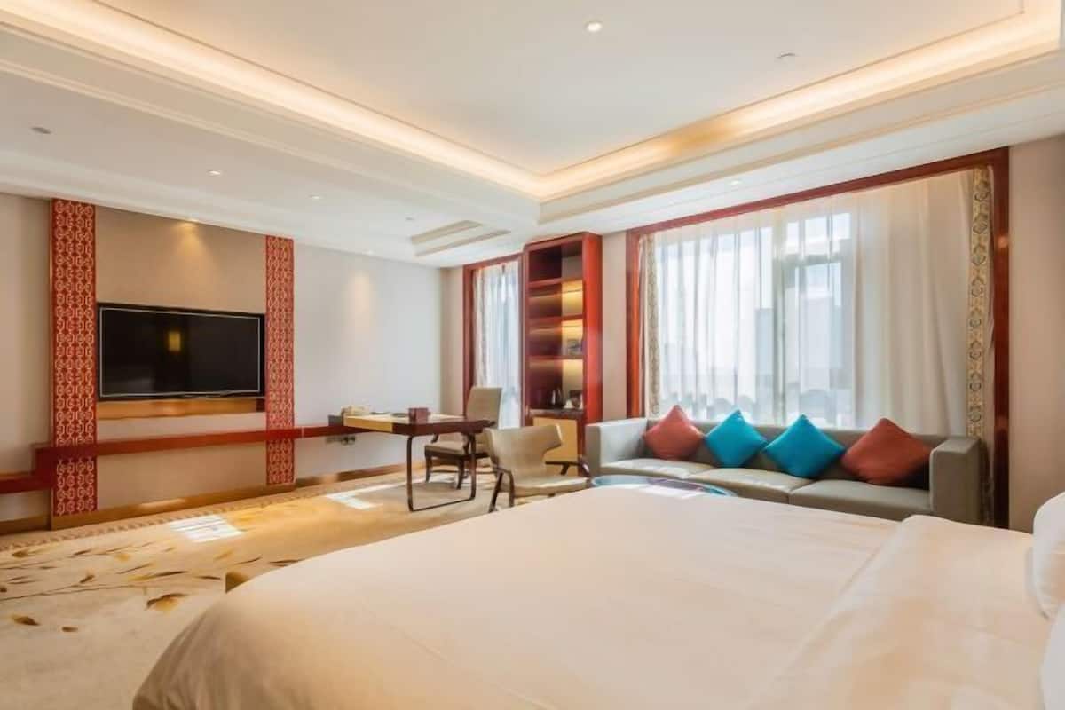 Minibar, in-room safe, desk, blackout curtains