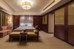 Chambre Affaires, 1 très grand lit | Minibar, coffres-forts dans les chambres, bureau, rideaux occultants