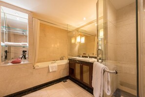 Phòng hạng Business, 1 giường cỡ king | Minibar, két bảo mật tại phòng, bàn, màn/rèm cản sáng 