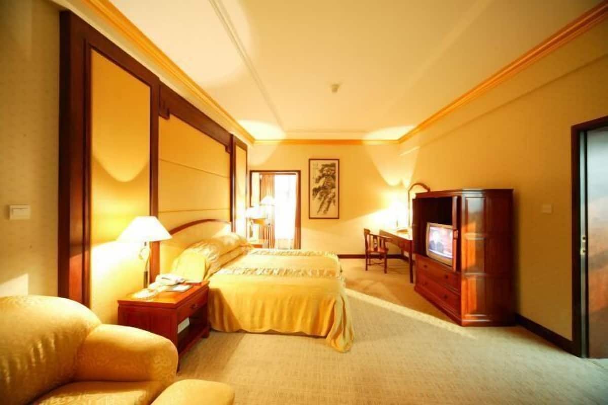 Down comforters, in-room safe, desk, blackout drapes