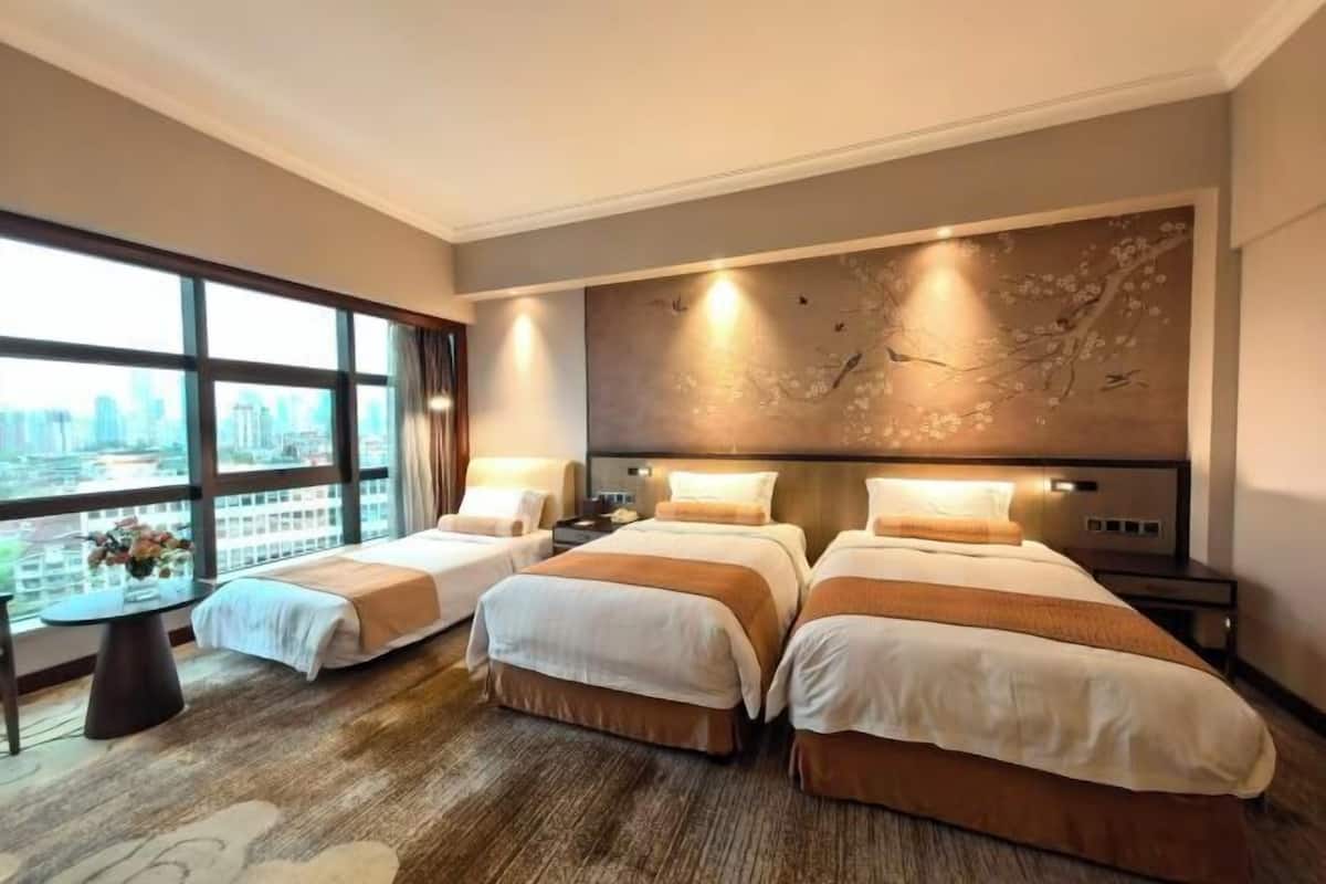 Cubrecamas, caja de seguridad en la habitación y escritorio