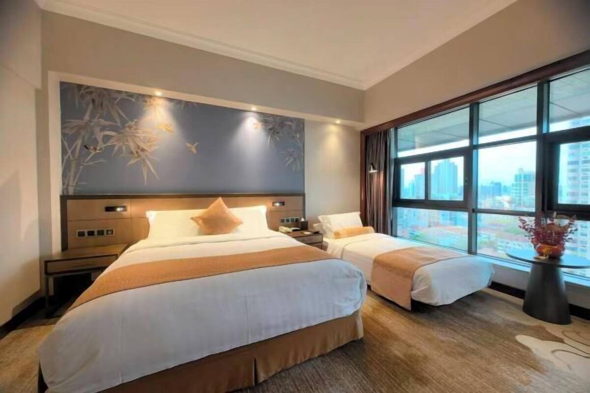 Edredons de pluma, cofres nos quartos, escrivaninha, cortinas blackout