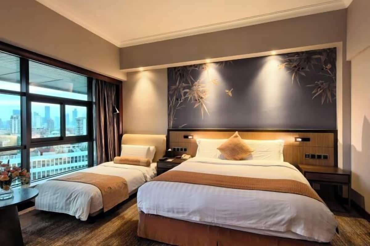 Cubrecamas, caja de seguridad en la habitación y escritorio