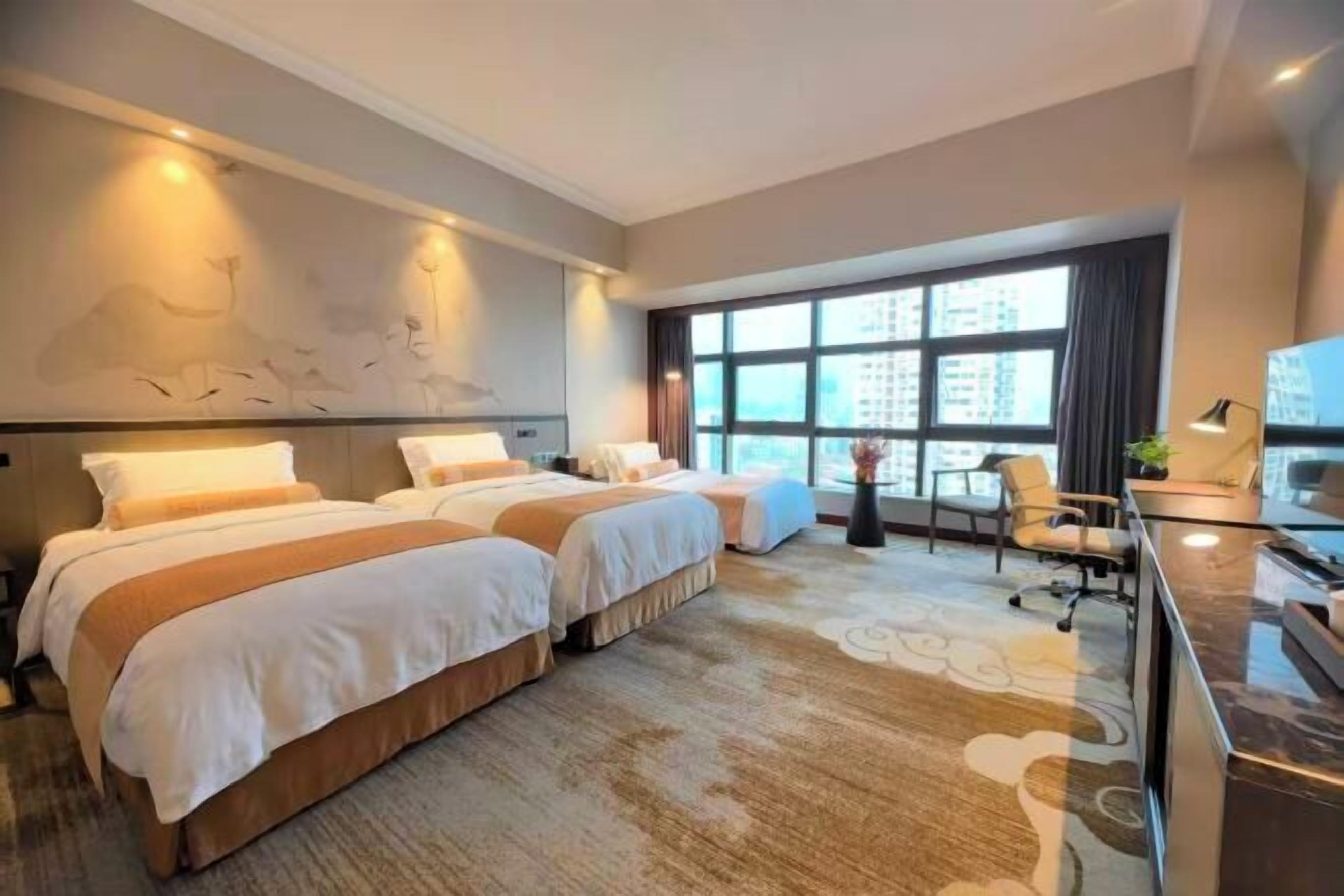 Untuvapeitot, tallelokero huoneessa, työpöytä, pimennysverhot