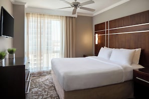 Executive-Suite, 1 Schlafzimmer, Stadtblick | Zimmersafe, Schreibtisch, laptopgeeigneter Arbeitsplatz
