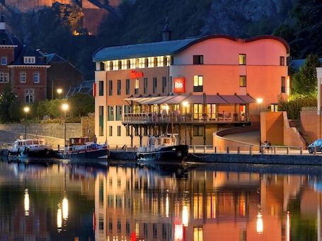 Fachada de la propiedad. ibis Dinant Centre