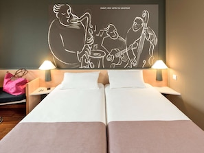 Schreibtisch, Verdunkelungsvorhänge, schallisolierte Zimmer