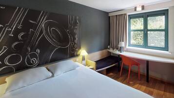 Desk, blackout curtains, soundproofing, free WiFi