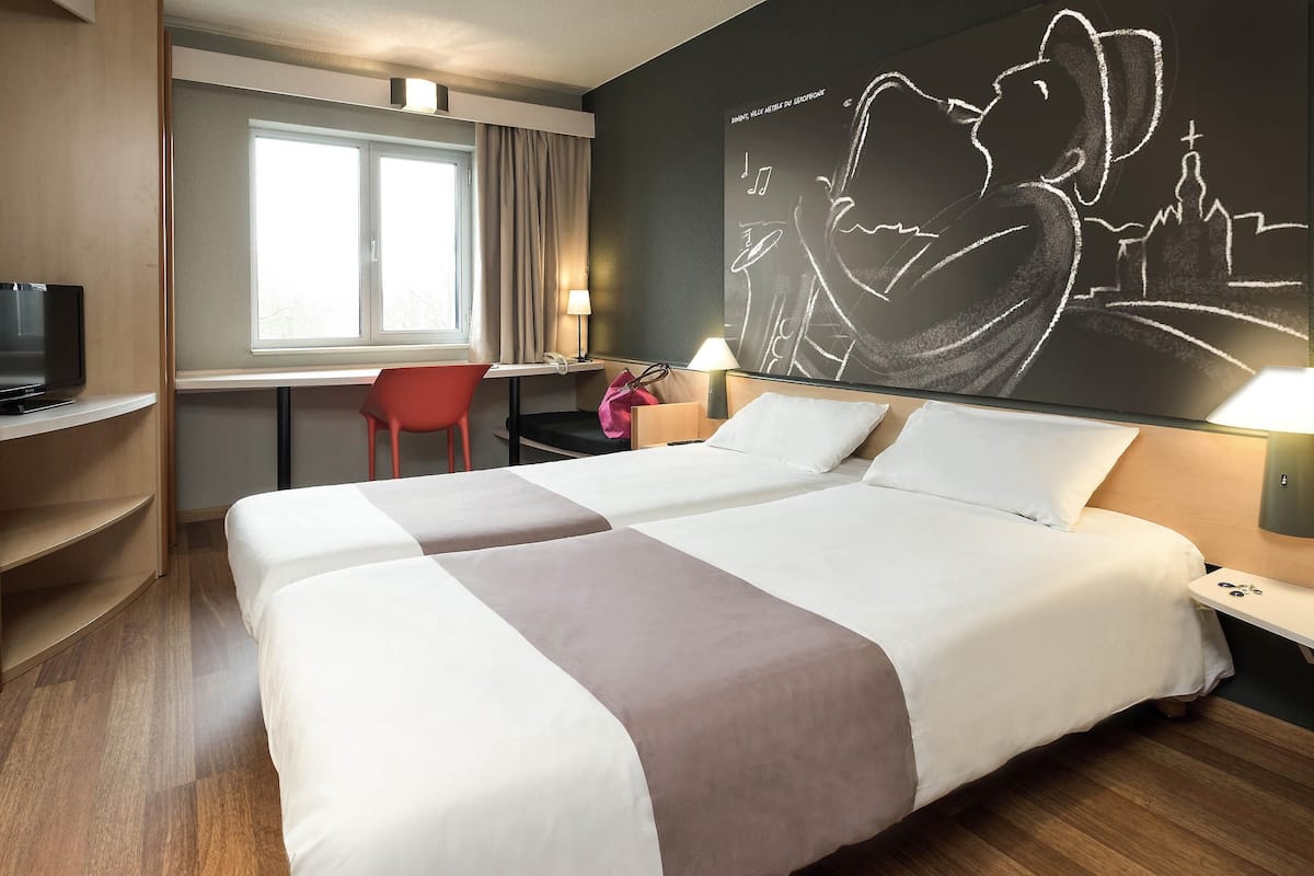 Desk, blackout drapes, soundproofing, free WiFi