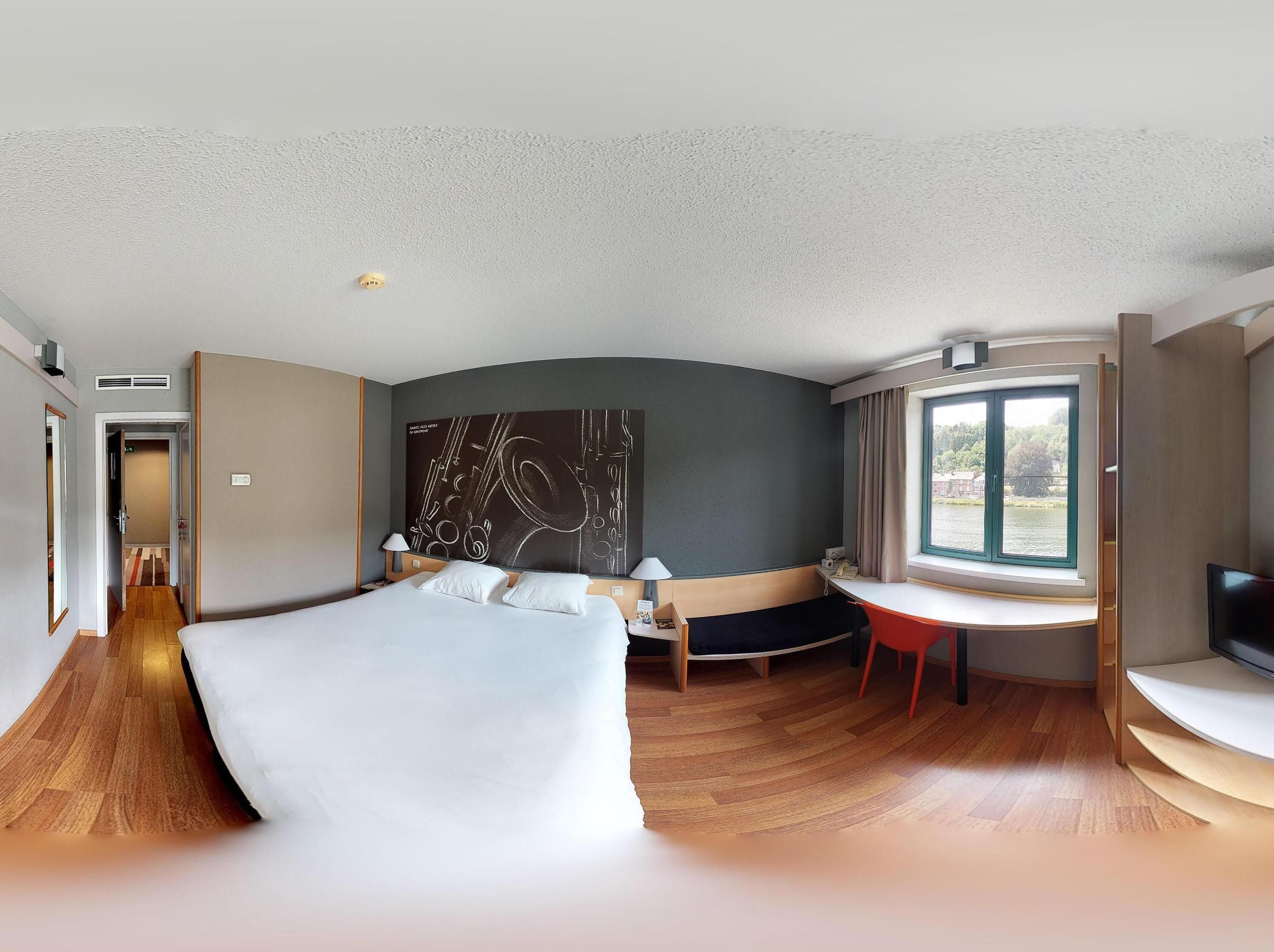 desk, blackout curtains, soundproofing, free wifi