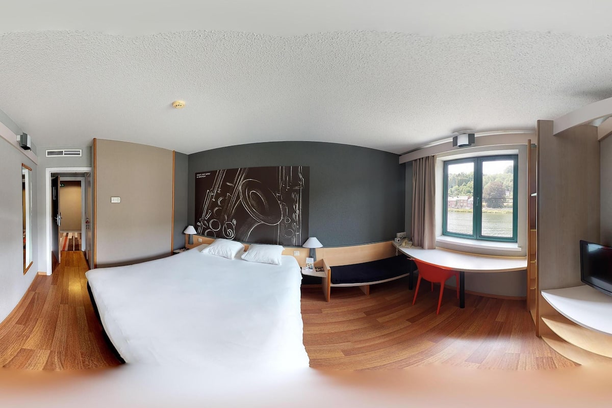 Escriptori, cortines opaques i habitacions insonoritzades