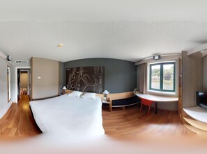 Escritorio, cortinas blackout, sistema de insonorización y wifi gratis 