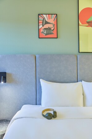 Desk, soundproofing, free rollaway beds, free WiFi