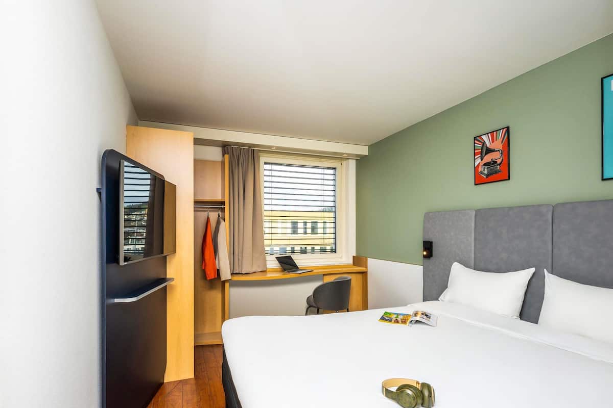 Desk, soundproofing, free rollaway beds, free WiFi