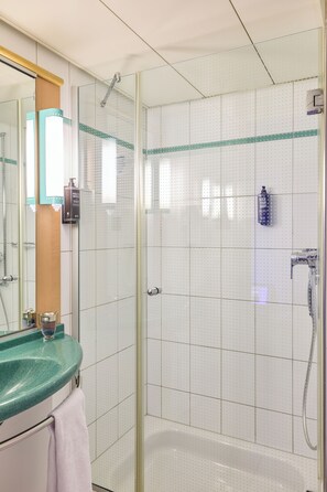 Douche, articles de toilette écologiques, sèche-cheveux