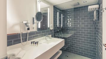 Hochwertige Bettwaren, Minibar, Zimmersafe, Schreibtisch