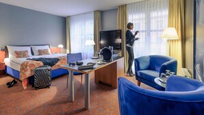 Sengetøy av topp kvalitet, minibar, safe på rommet og skrivebord