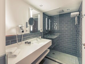 Ropa de cama de alta calidad y minibar 