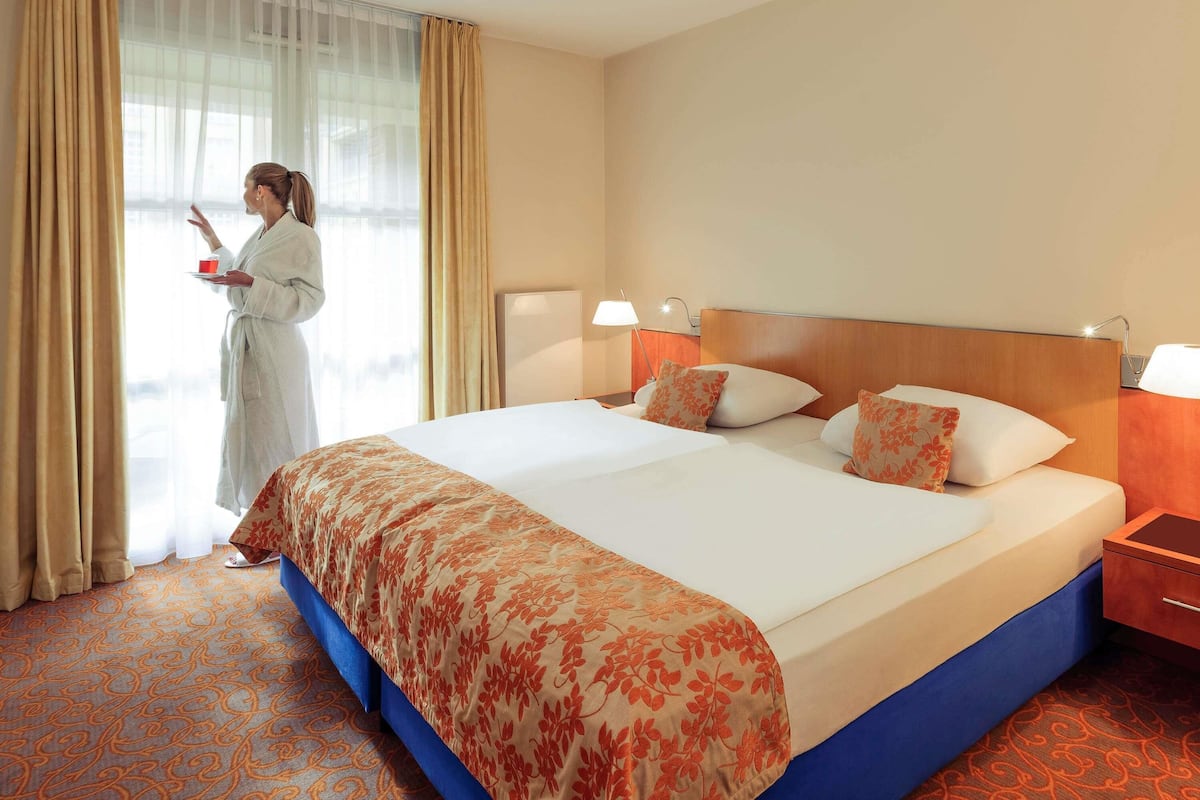 1 bedroom, premium bedding, minibar, in-room safe