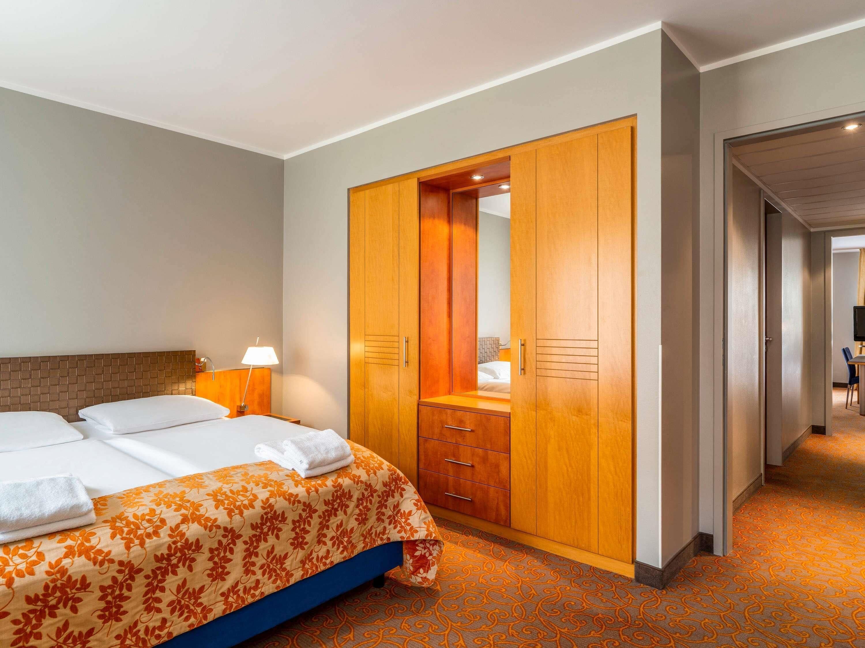 Premium bedding, minibar, in-room safe, desk