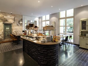Buffet breakfast on weekdays (EUR 25 per person)