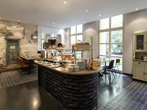 Buffet breakfast on weekdays (EUR 25 per person)