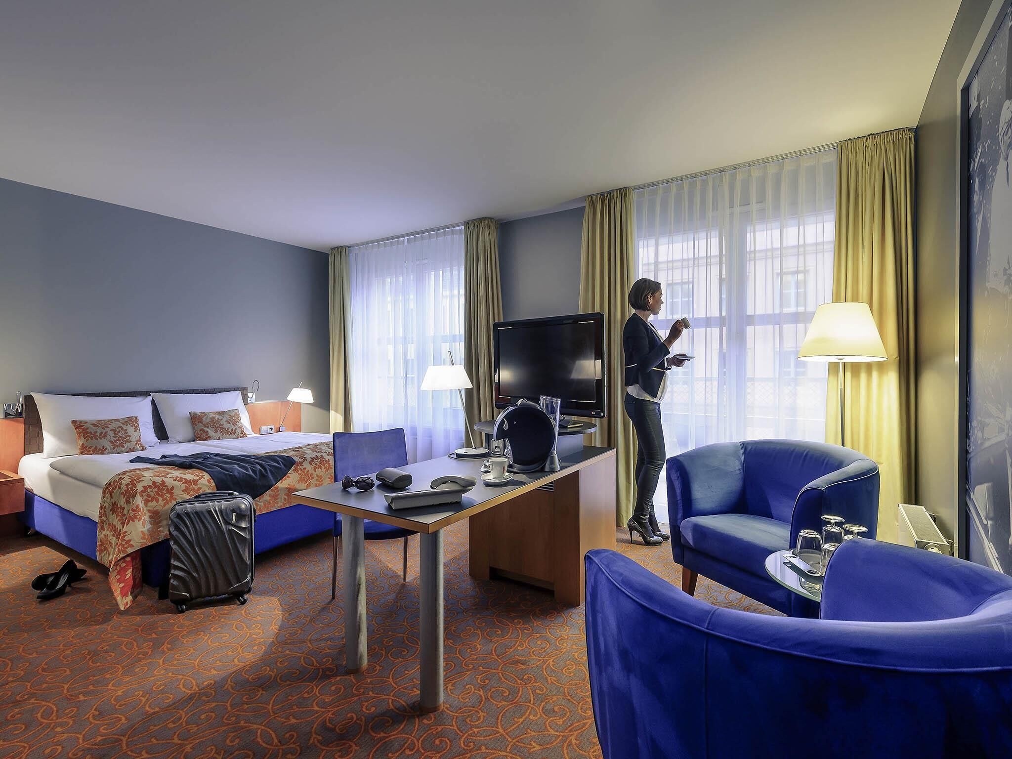 Ylelliset vuodevaatteet, minibaari, tallelokero huoneessa, työpöytä