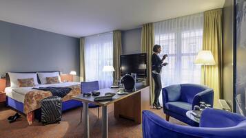 Ylelliset vuodevaatteet, minibaari, tallelokero huoneessa, työpöytä