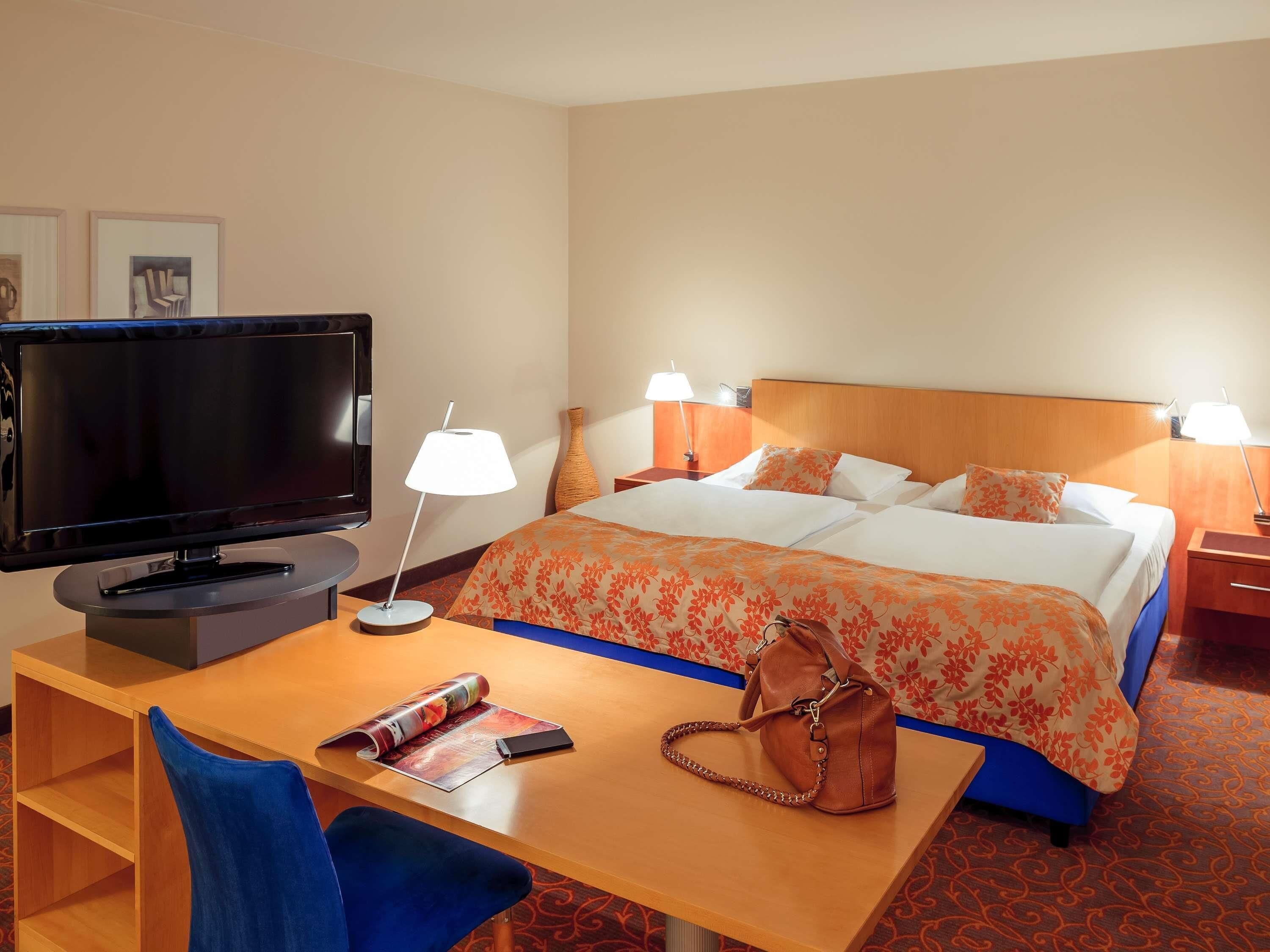 Sengetøy av topp kvalitet, minibar, safe på rommet og skrivebord