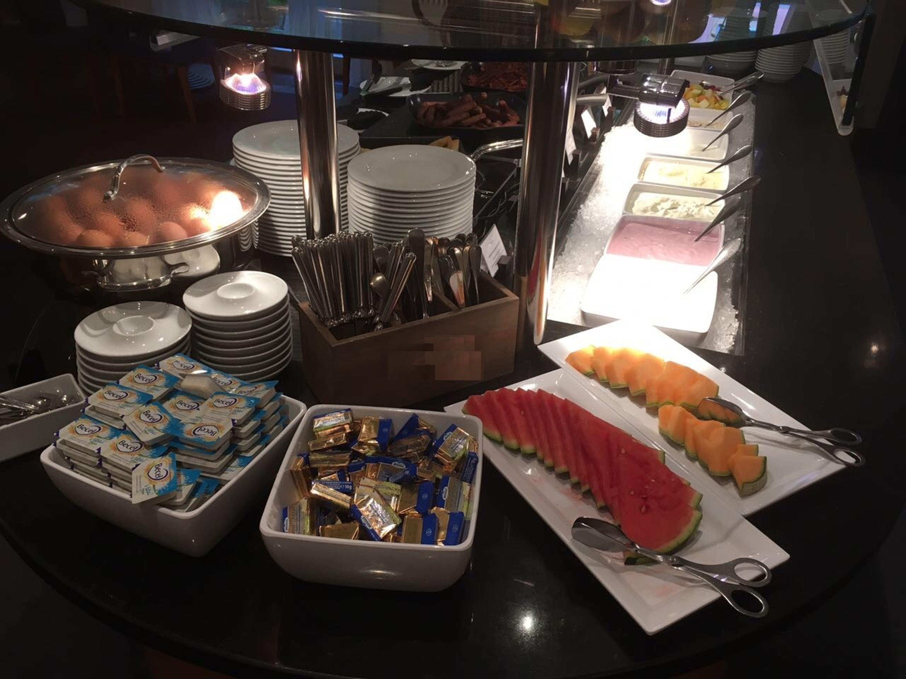 buffet breakfast on weekdays (eur 25 per person)