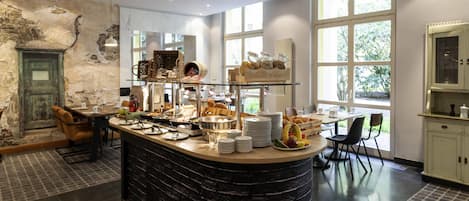 Buffet breakfast on weekdays (EUR 25 per person)