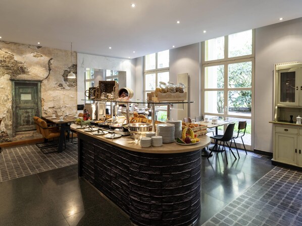 Buffet breakfast on weekdays (EUR 25 per person) - Mercure Hotel & Residenz Checkpoint Charlie (Berlin)