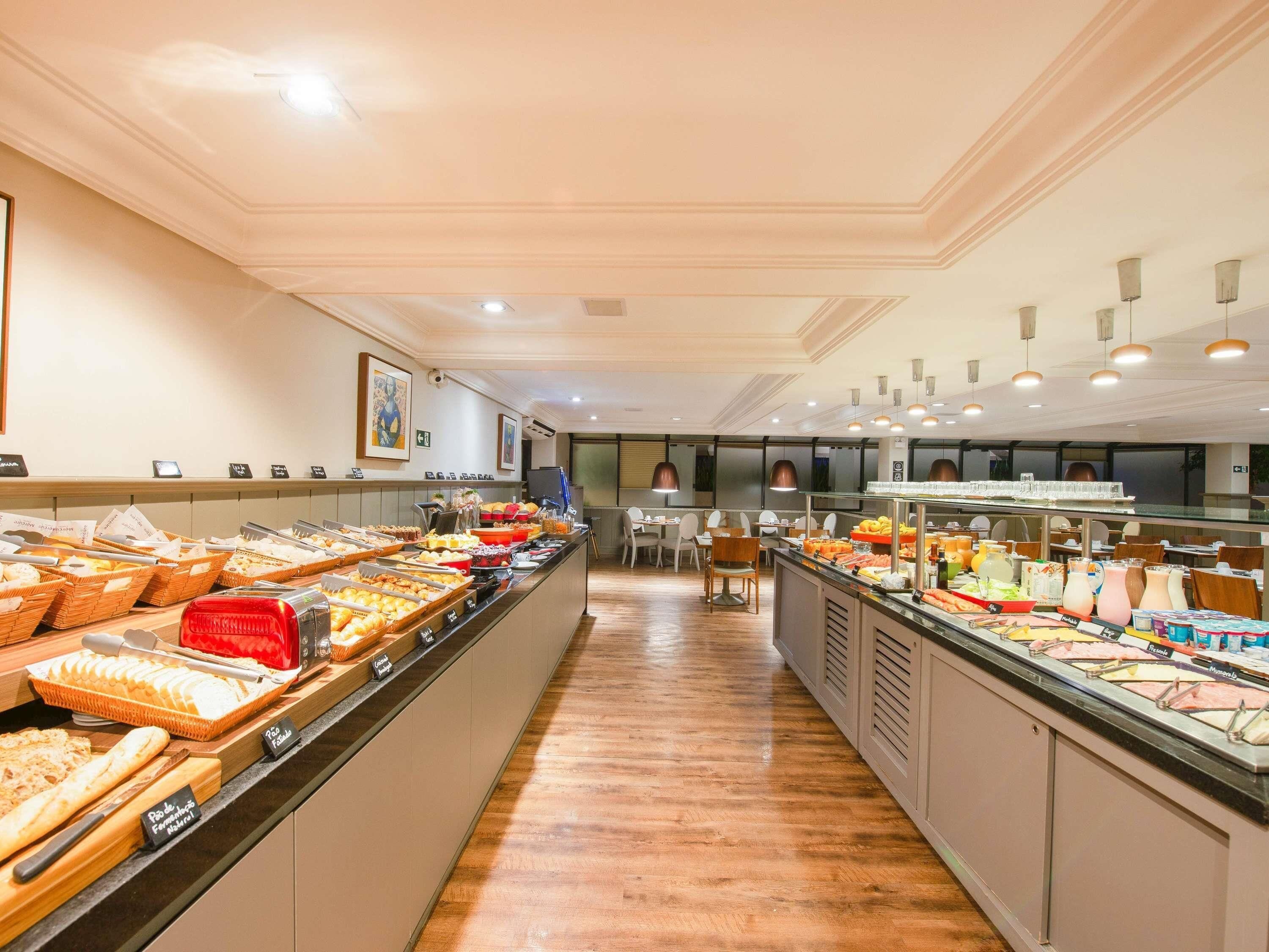 Un buffet proposant une variété de plats et un espace où l’on peut s’asseoir, avec des tables et des chaises.