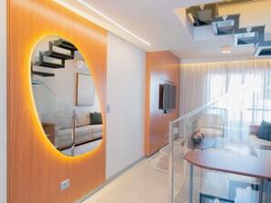 Suíte superior (1 King + 2 Single Beds or 1 King Bed) | 1 quarto, frigobar, cofres nos quartos, escrivaninha