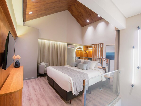 Superior-Suite (1 King + 2 Single Beds or 1 King Bed) | 1 Schlafzimmer, Minibar, Zimmersafe, Schreibtisch