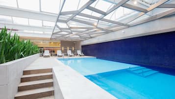 Innendørsbasseng