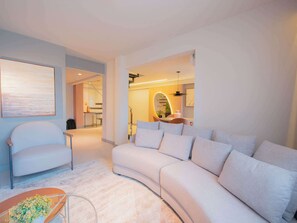 Executive-sviitti, 1 keskisuuri parisänky | Minibaari, tallelokero huoneessa, työpöytä, silitysrauta/-lauta