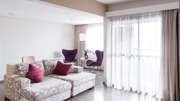 Suíte executiva, 1 cama Queen | Sala de estar | Smart TV 43 polegadas com canais a cabo, TV